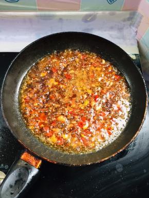 放入生抽，蚝油，盐，鸡精和少许的水煮开！