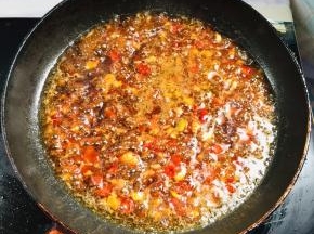 放入生抽，蚝油，盐，鸡精和少许的水煮开！