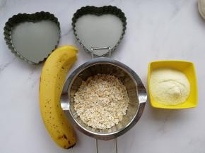 准备派皮材料。香蕉最好选软糯成熟度高的。开始准备派皮的同时可以将南瓜蒸熟（我选的贝贝南瓜）。