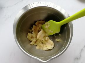 净重120克香蕉，放入干净盆中，压成泥。预热烤箱上下170度。