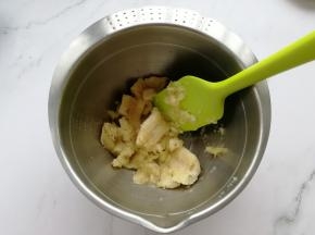 净重120克香蕉，放入干净盆中，压成泥。预热烤箱上下170度。