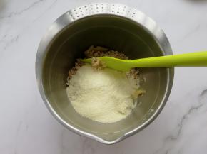 放入奶粉30克。