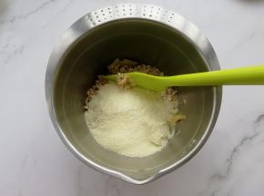 放入奶粉30克。