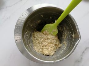 然后用刮刀按压混合成糊状。成熟度高的香蕉压成泥，比较好操作，这一步混合的比较均匀，不会有太大块的香蕉出现。