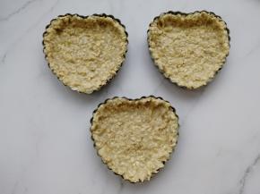 然后将派糊舀一大勺放入派盘中，用刮刀均匀的铺在派盘中，尽量铺均匀一些，不要铺太厚。派盘四周一圈也是要铺到燕麦糊的。