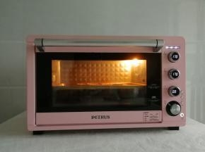 放入预热好的烤箱中层，上下170度，烤7-8分钟，将派皮烤定型。