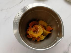 蒸熟的南瓜放入盆中，打入一个鸡蛋，加入20克牛奶。然后用刮刀按压下或者直接用蛋抽，搅打成均匀的糊。南瓜很软糯，所以操作很容易。