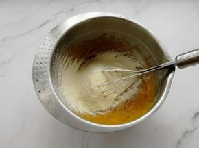 过筛入奶粉30克和低粉10克。继续搅打成均匀无颗粒的糊。