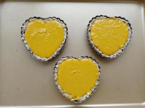 烤定型的派皮取出，然后将内馅倒入，晃匀即可。基本和派壳齐平或者略少一些。注意：内馅会多一点点，不想浪费可以蒸熟了直接当南瓜泥吃！