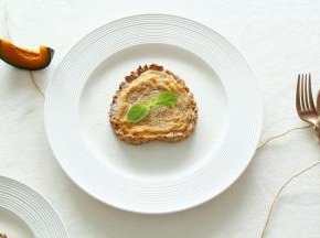 烤完后取出冷凉，会有回缩，这是正常现象！然后撒上一薄层奶粉或者椰蓉都可以！温温的吃正合适！