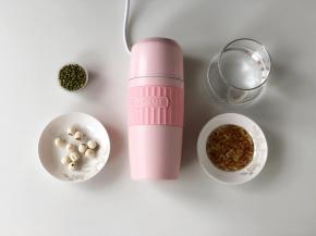 准备好食材，东菱轻食杯搭配了一个小量杯，方便量取食材。