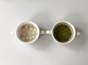 绿豆和莲子洗净后提前用清水浸泡一晚，当然用东菱轻食杯不泡豆直接打也没有问题哦。