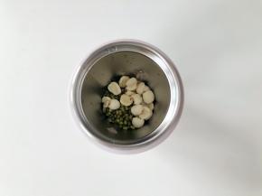 把泡好的绿豆和莲子放入东菱轻食杯。