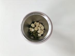 把泡好的绿豆和莲子放入东菱轻食杯。
