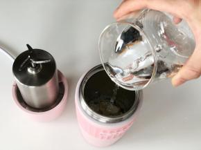 加入适量清水至杯中的最高水位线。