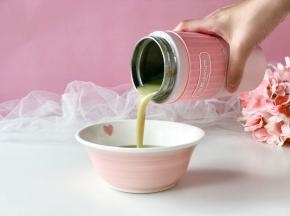 20分钟就做好啦，把打好的绿豆沙倒入碗中。