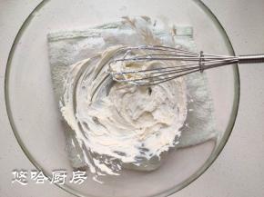 奶油奶酪隔热水搅拌至细腻、顺滑状态。