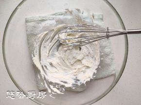 奶油奶酪隔热水搅拌至细腻、顺滑状态。
