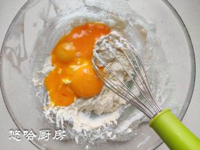 筛入蛋糕粉搅拌均匀，加入蛋黄继续搅匀。