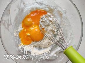筛入蛋糕粉搅拌均匀，加入蛋黄继续搅匀。