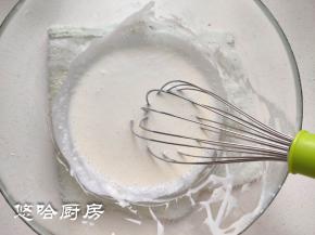 加牛奶、玉米油搅拌均匀，如果感觉不够细腻，可以过一遍筛，确保奶酪不会有疙瘩。