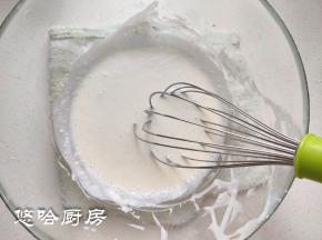 加牛奶、玉米油搅拌均匀，如果感觉不够细腻，可以过一遍筛，确保奶酪不会有疙瘩。