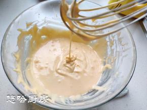 搅匀的蛋黄糊滴落时像绸缎一样的状态，光滑且细腻。