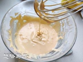 搅匀的蛋黄糊滴落时像绸缎一样的状态，光滑且细腻。