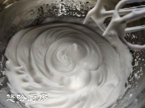 用电动打蛋器打至小弯钩状态即可。