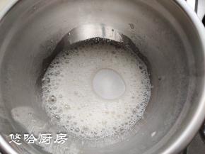 先预热烤箱，烘烤模式上下管温度150度。蛋清中加入几滴白醋，用电动打蛋器打至鱼眼泡状态，一次性加入细砂糖。细砂糖也可以分次加入，一次加入和分次加入没有什么差别。