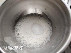 先预热烤箱，烘烤模式上下管温度150度。蛋清中加入几滴白醋，用电动打蛋器打至鱼眼泡状态，一次性加入细砂糖。细砂糖也可以分次加入，一次加入和分次加入没有什么差别。