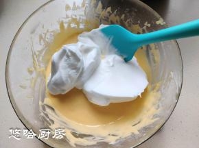 取1/3蛋白霜至蛋黄糊中，用刮刀上下切拌均匀。