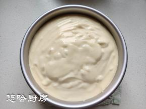 拌匀的面糊倒回余下的蛋白霜中，继续翻拌均匀，拌匀的面糊倒入模具中，在台面上震几下，震出大气泡。