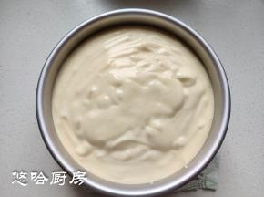 拌匀的面糊倒回余下的蛋白霜中，继续翻拌均匀，拌匀的面糊倒入模具中，在台面上震几下，震出大气泡。