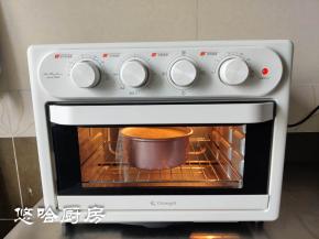 模具放入以预热到位的长帝空气炸锅烤箱下层，温度转至140度烘烤10分钟，再将温度调低至130度继续烘烤25分钟。