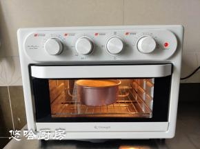 模具放入以预热到位的长帝空气炸锅烤箱下层，温度转至140度烘烤10分钟，再将温度调低至130度继续烘烤25分钟。