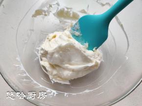 烘烤蛋糕的时候准备馅料，奶油奶酪隔热水搅匀顺滑，淡奶油加白糖打至6分发状态，将奶油奶酪和淡奶油拌匀，即成馅料，装入裱花袋中待用。