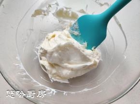 烘烤蛋糕的时候准备馅料，奶油奶酪隔热水搅匀顺滑，淡奶油加白糖打至6分发状态，将奶油奶酪和淡奶油拌匀，即成馅料，装入裱花袋中待用。