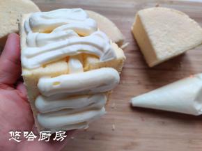 烘烤后的蛋糕取出倒扣放凉，彻底放凉后用手扒着模具四周即可脱模。蛋糕十字切成4块，每一块在中间横向切口，但是不要切段，将馅料挤在中间切口中，侧面也挤上馅料，用刮刀大致抹平，在奶粉中沾满奶粉即可，全部做好后放入冰箱冷藏1个小时。