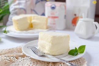 冷藏后的蛋糕，在表面筛上一层奶粉，吃起来，凉爽可口不腻，像冰激凌一样好吃。