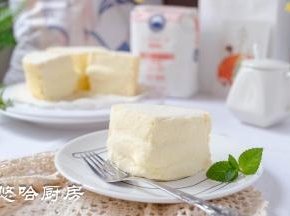 冷藏后的蛋糕，在表面筛上一层奶粉，吃起来，凉爽可口不腻，像冰激凌一样好吃。