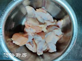 鸡翅根洗净控水待用。