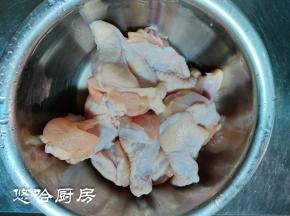 鸡翅根洗净控水待用。