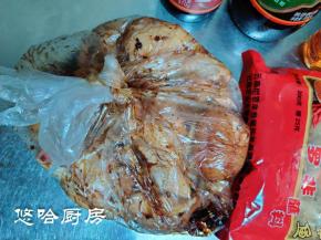 鸡翅根装入保鲜袋中，放入生抽、蚝油、盐、糖浆、蘸水，隔着袋子揉匀，放冰箱冷藏一夜腌渍入味。着急吃的话，腌渍2个小时也可以。用保鲜袋腌渍鸡翅根，省的刷盆子了。