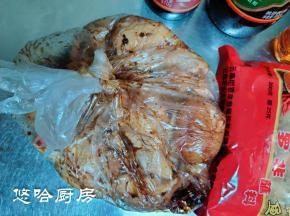 鸡翅根装入保鲜袋中，放入生抽、蚝油、盐、糖浆、蘸水，隔着袋子揉匀，放冰箱冷藏一夜腌渍入味。着急吃的话，腌渍2个小时也可以。用保鲜袋腌渍鸡翅根，省的刷盆子了。