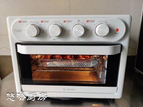 长帝空气炸锅烤箱选用“空气炸”功能，温度设定为200度，时间设定20分钟，篮子放入烤箱中层。如果篮子不铺锡纸，下面就要放一个烤盘，在烤盘中铺锡纸或油纸，方便接油、免清洗。