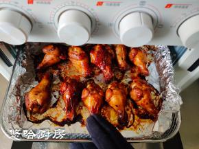 烤15分钟后取出炸蓝，给鸡翅根翻面，放回继续烘烤5分钟。到时间后取出，闻着味道真是好香好香。