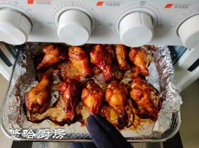 烤15分钟后取出炸蓝，给鸡翅根翻面，放回继续烘烤5分钟。到时间后取出，闻着味道真是好香好香。