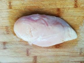 鸡胸肉提前解冻，清洗干净后切丝。