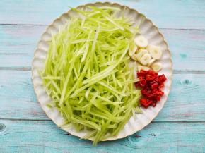 莴笋去皮，洗净后切成段，改刀切成丝备用。将蒜瓣剥皮剁碎，辣椒切成段。